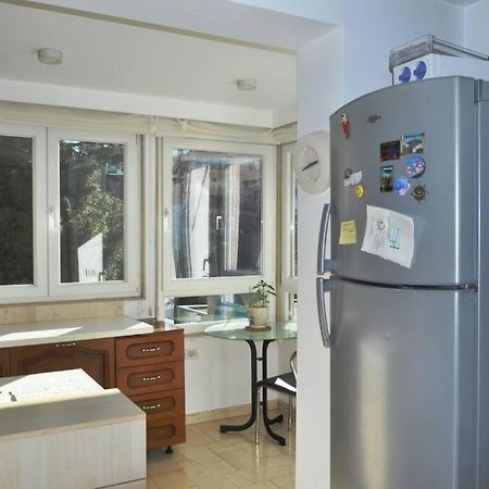 Chic City Retreat - Stylish Apartment In Bllok, Tirana Exteriör bild