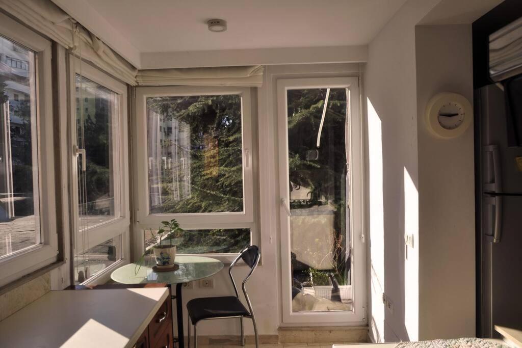 Chic City Retreat - Stylish Apartment In Bllok, Tirana Exteriör bild