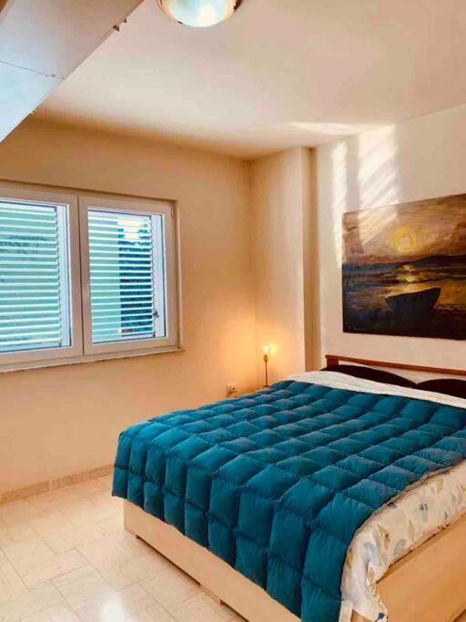 Chic City Retreat - Stylish Apartment In Bllok, Tirana Exteriör bild