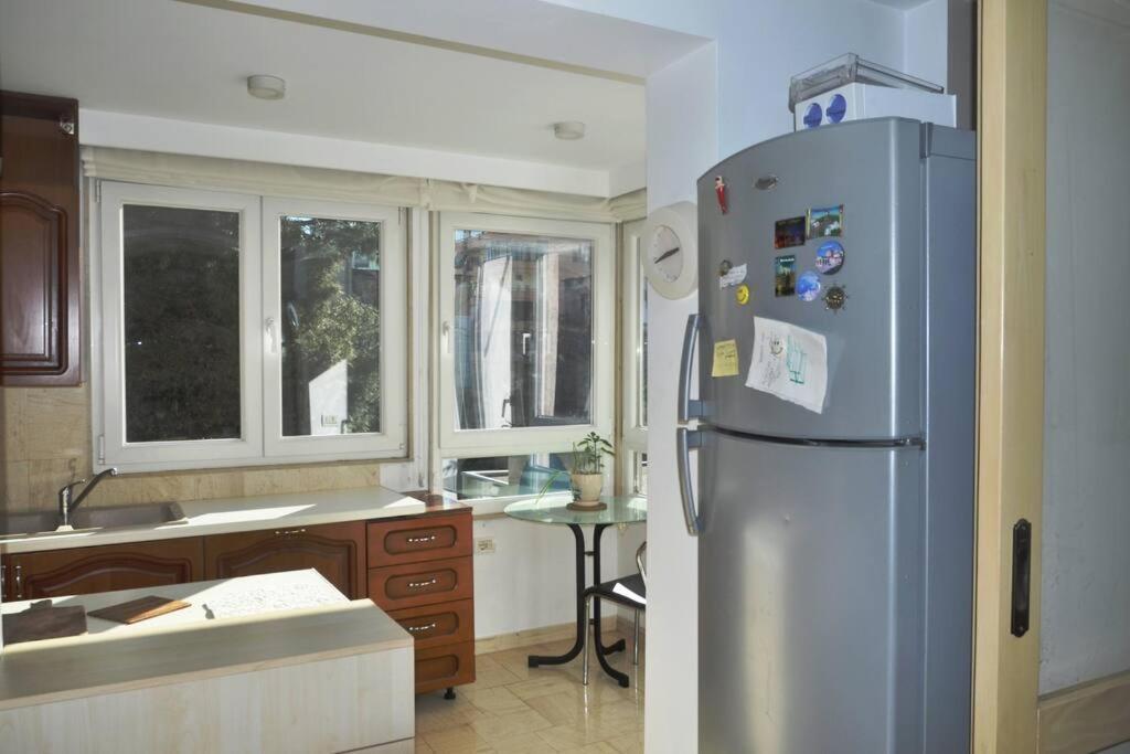 Chic City Retreat - Stylish Apartment In Bllok, Tirana Exteriör bild